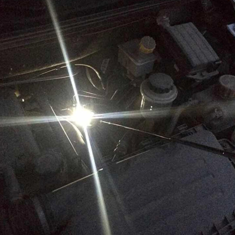 Espejo telescópico retráctil para inspección de chasis de vehículo con luz LED de 3 mm. Diámetro del espejo: 32 mm. Longitud máxima de expansión: 905 mm.