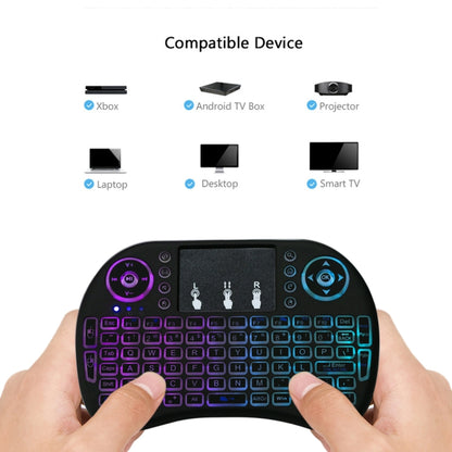 Teclado QWERTY sem fios Mini i8 de 2,4 GHz com retroiluminação a cores, touchpad e comando multimédia para PC, Android TV Box, Xbox Player e smartphones. A retroiluminação pode ser alterada a cores.