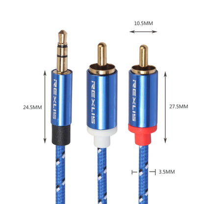 Cabo de áudio REXLIS 3610 com conector macho de 3,5 mm para dois conectores RCA banhados a ouro, revestimento em algodão entrançado azul, para interface de entrada RCA e altifalante ativo. Comprimento: 3 m.