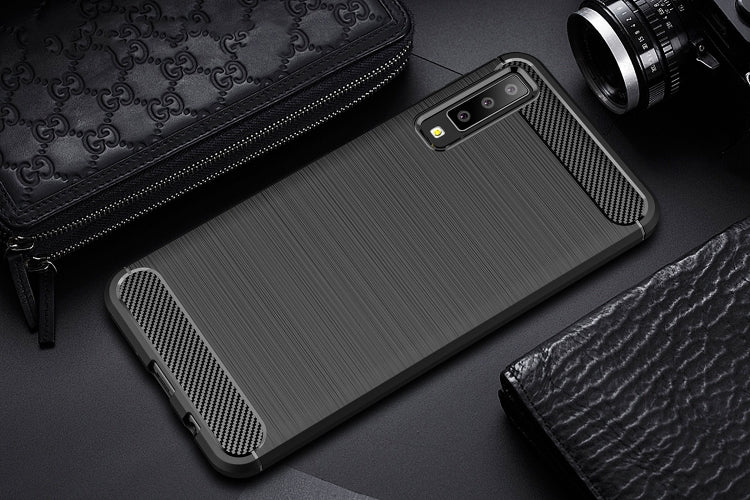 Funda protectora trasera suave de TPU con textura de fibra de carbono cepillada para Galaxy A7 (2018)/A750, a prueba de golpes y antideslizante.