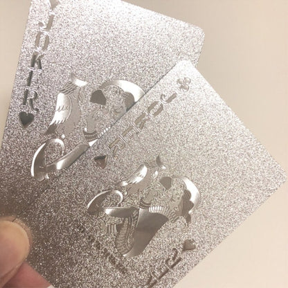 2 naipes creativos de plástico plateado, resistentes al agua y duraderos, 2 naipes de póker plateados.