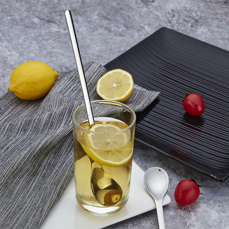 Colher em aço inoxidável com cabo longo para mexer café e gelado.