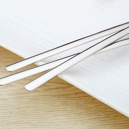 Colher em aço inoxidável com cabo longo para mexer café e gelado.