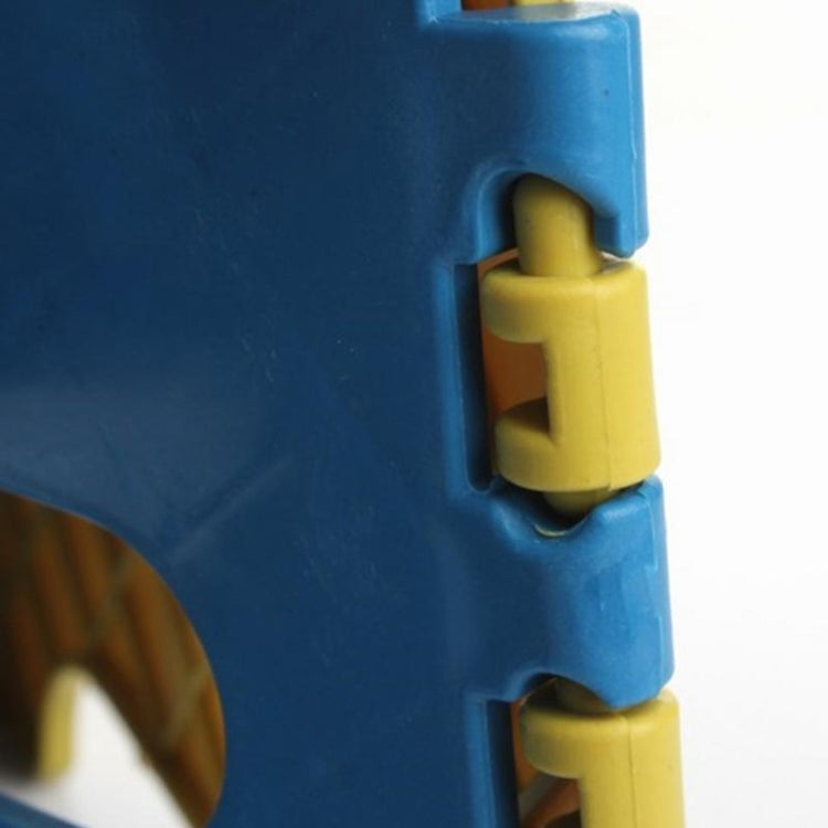 Banquinho dobrável infantil portátil em plástico grosso, ideal para atividades ao ar livre, em casa e em viagem. Cor: entrega aleatória.